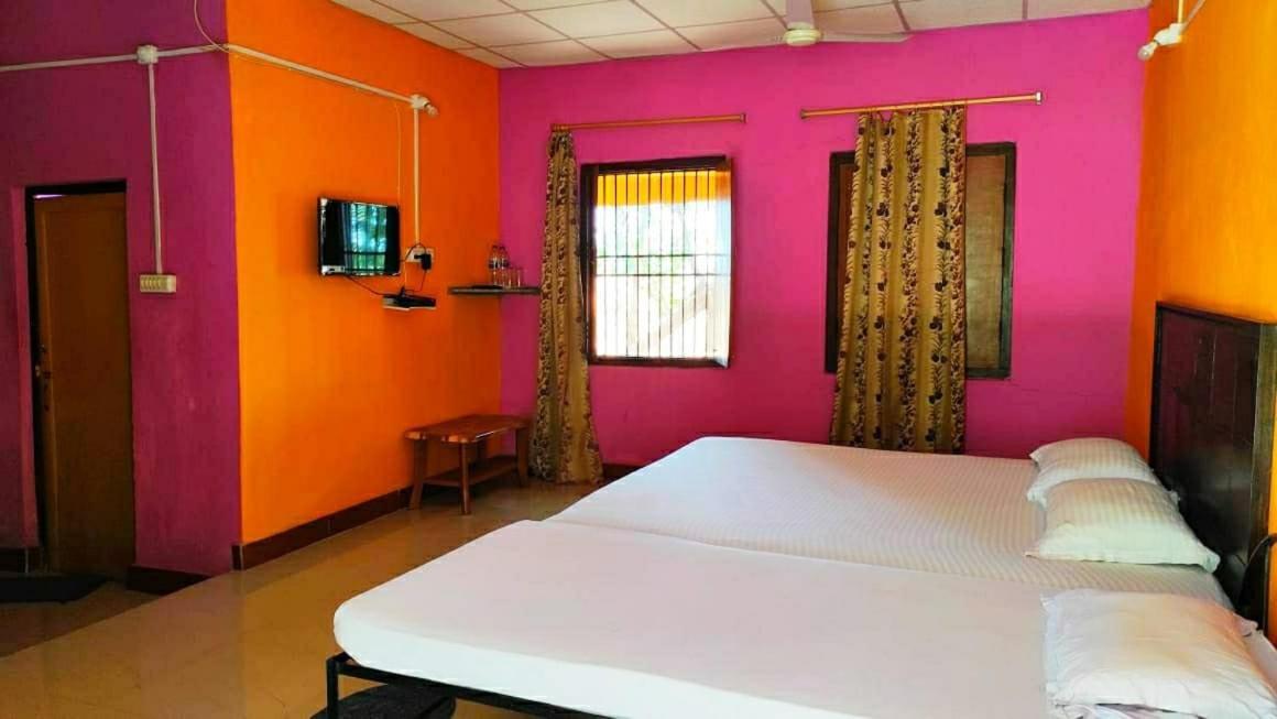 Estuarine Village Resort Satabhaya Экстерьер фото