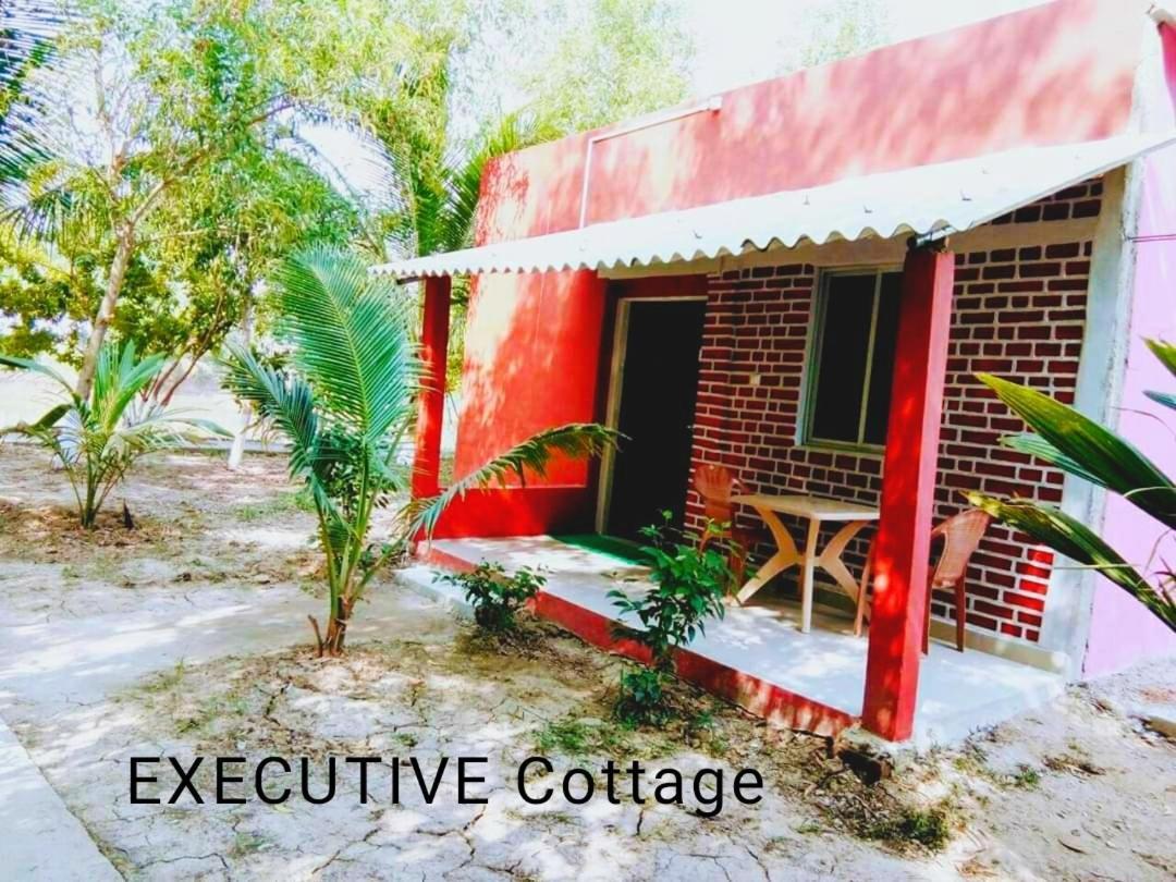 Estuarine Village Resort Satabhaya Экстерьер фото